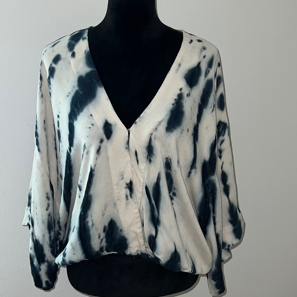 Young Fabulous & Broke Tie Dye Crossed Front Kimono Sleeves Top Sz L Ivory Blue